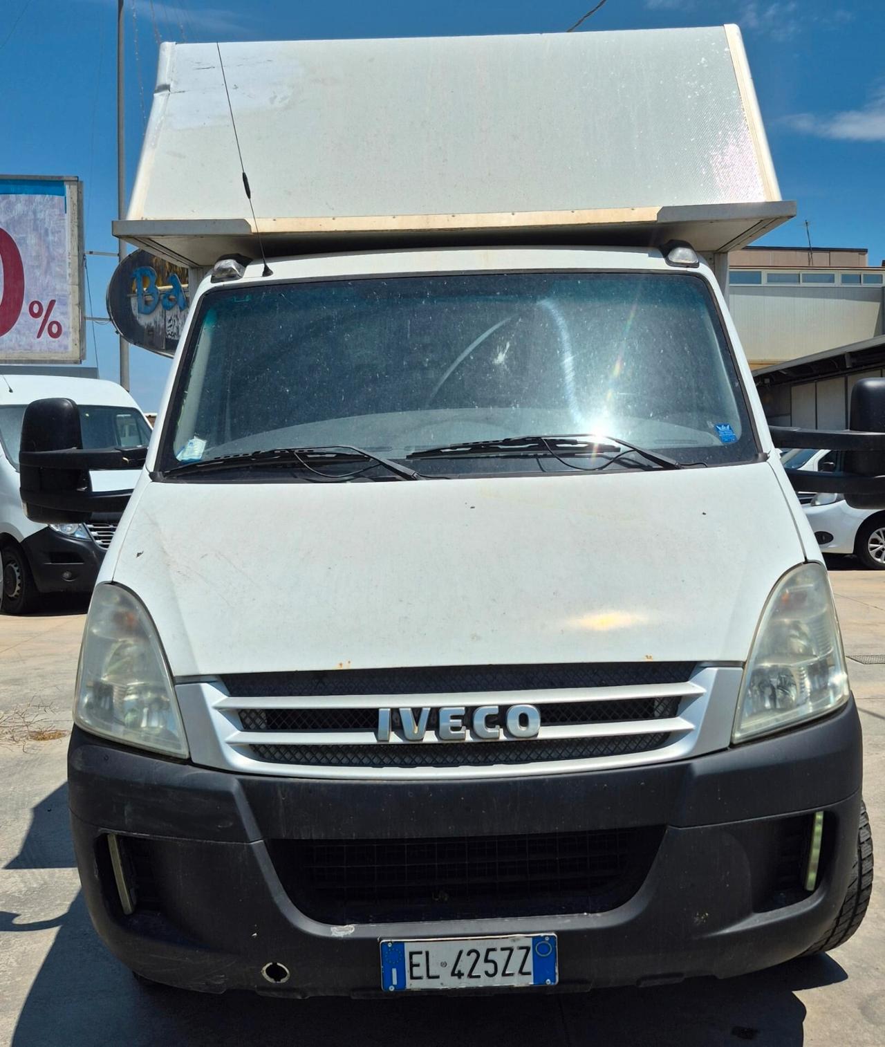 Iveco Daily con sponda caricatrice