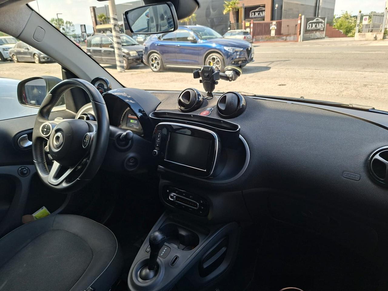 Smart ForTwo electric drive, allestimento Passion. Tetto panoramico con tendina, cerchi diamantati, schermo touch screen e molto altro