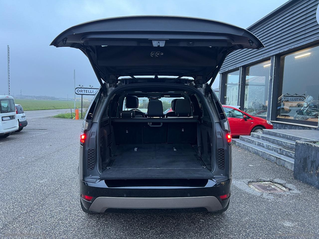 LAND ROVER Discovery 3.0D I6 249CV R-Dyn. SE 7 POSTI