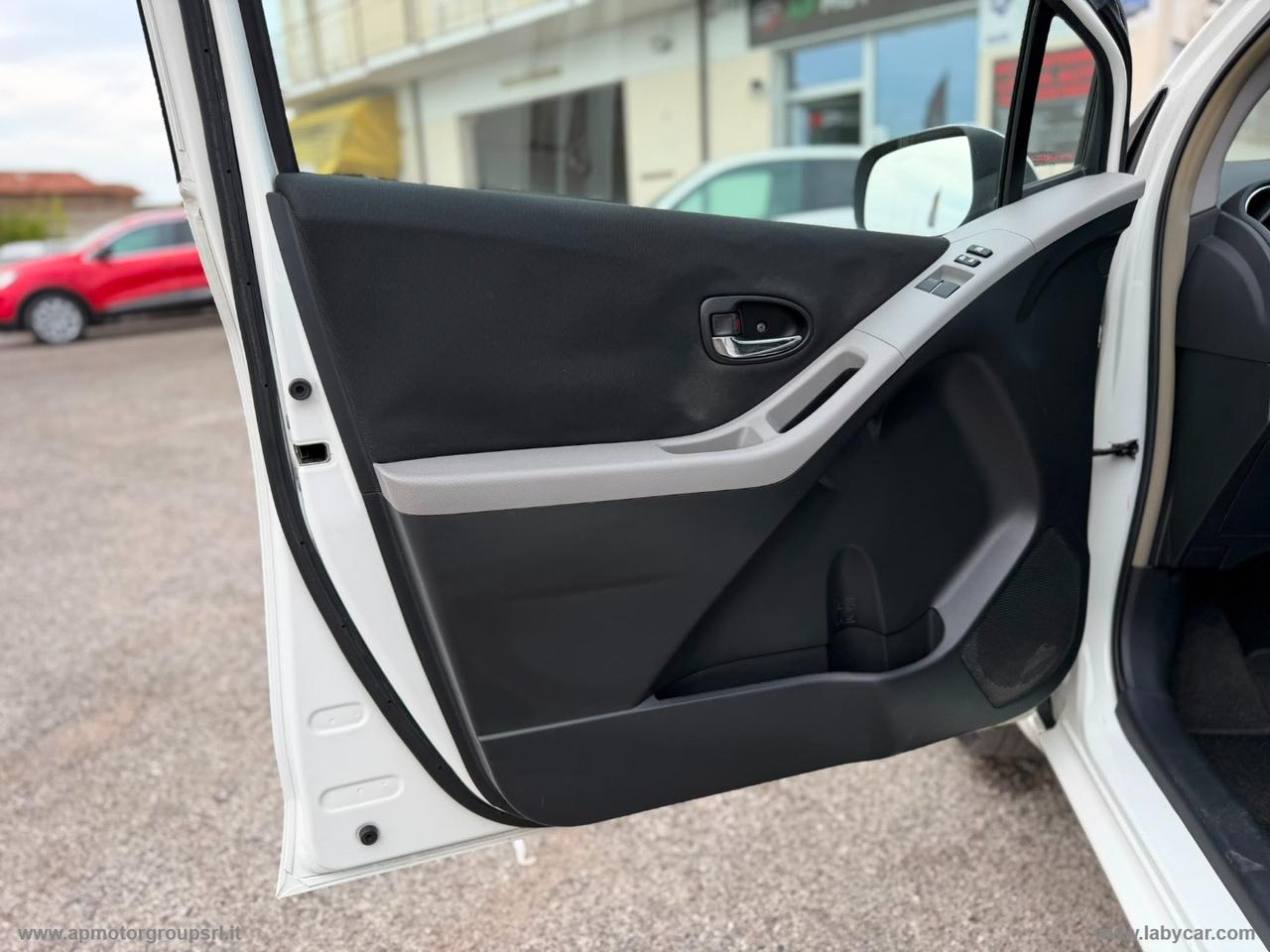 TOYOTA Yaris 1.0 5p. Sol