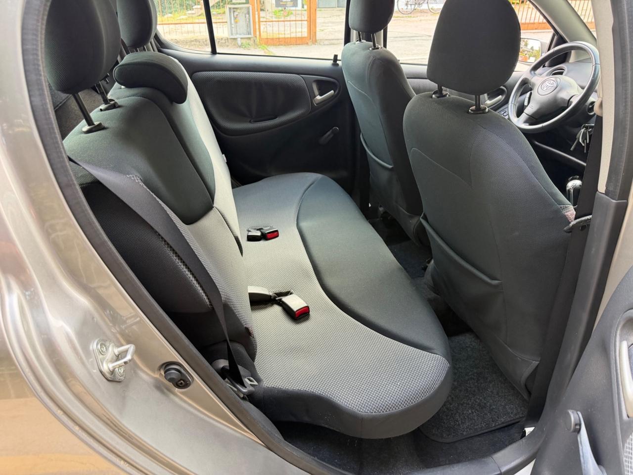 Toyota Yaris 1.3i 16V cat 5 porte Sol