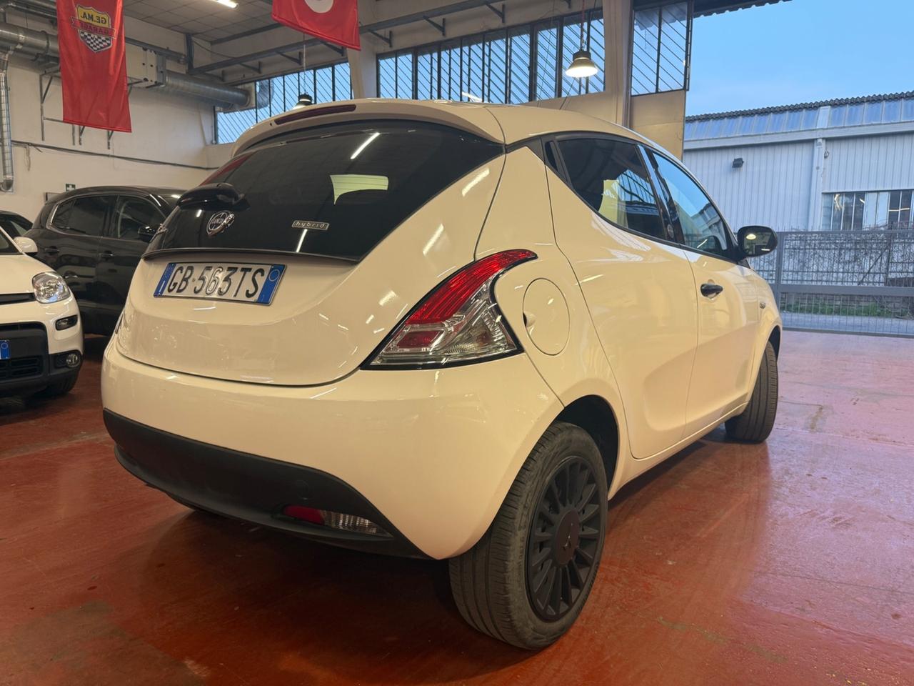 Lancia Ypsilon 1.0 FireFly 5 porte S&S Hybrid Ecochic Silver