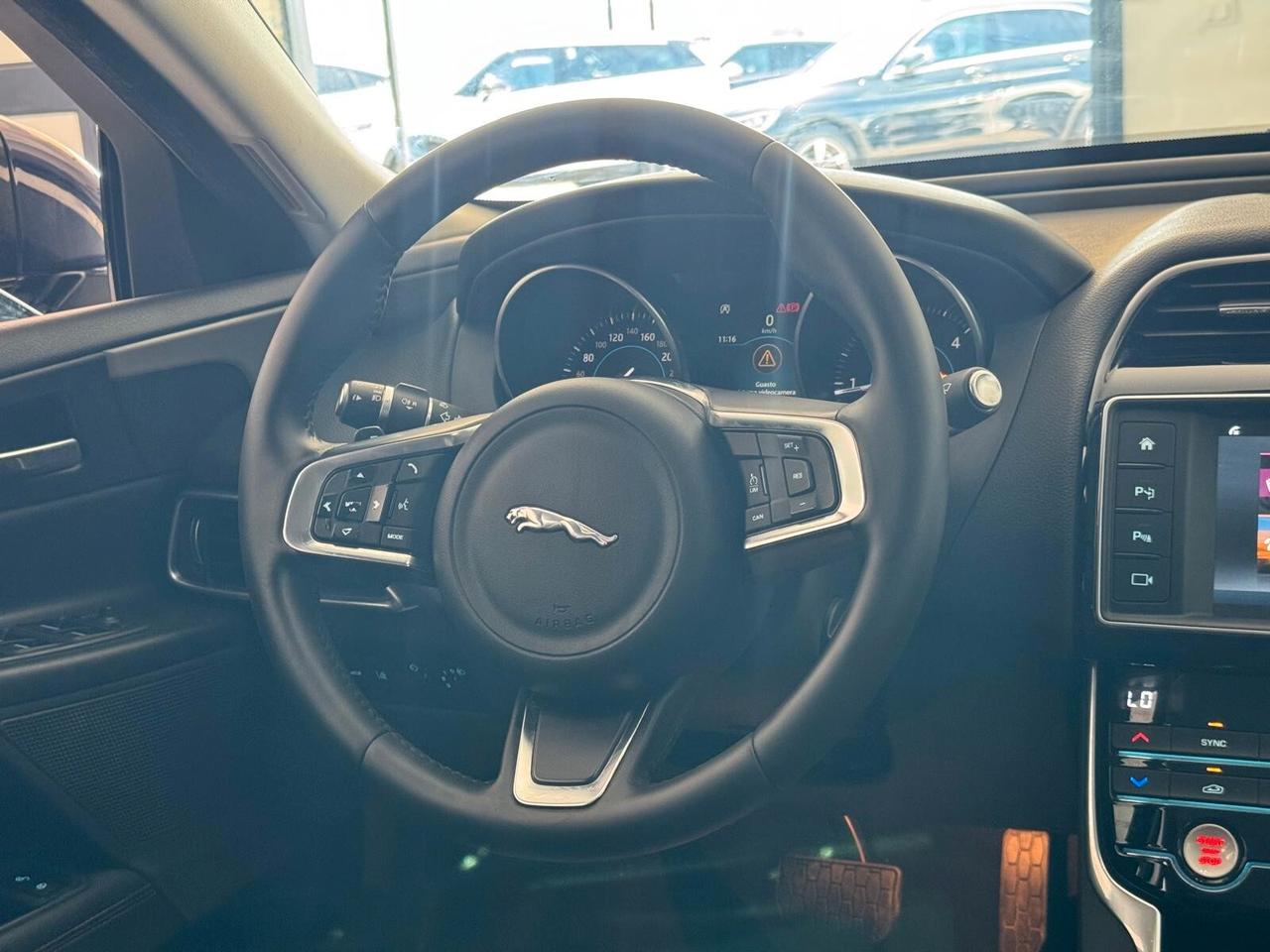 Jaguar XE 2.0 D 180 CV automatica