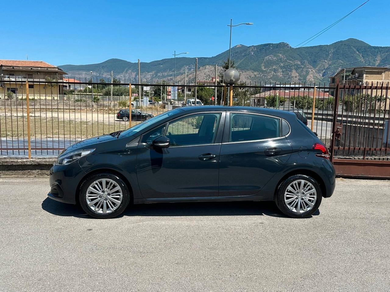Peugeot 208 PureTech 82 5p. GPL Allure