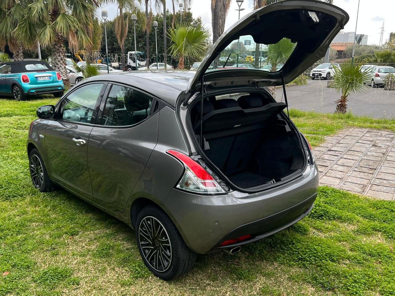 Lancia Ypsilon 1.0 FireFly 5 porte S&S Hybrid Gold