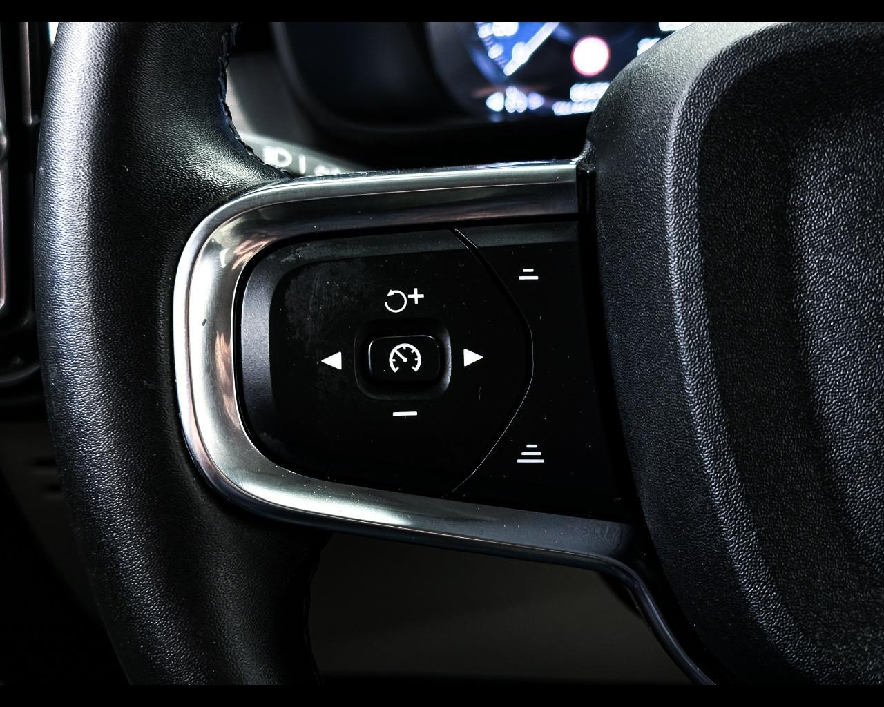 VOLVO XC40 (2017-->) - XC40 T2 Geartronic Momentum Pro N1
