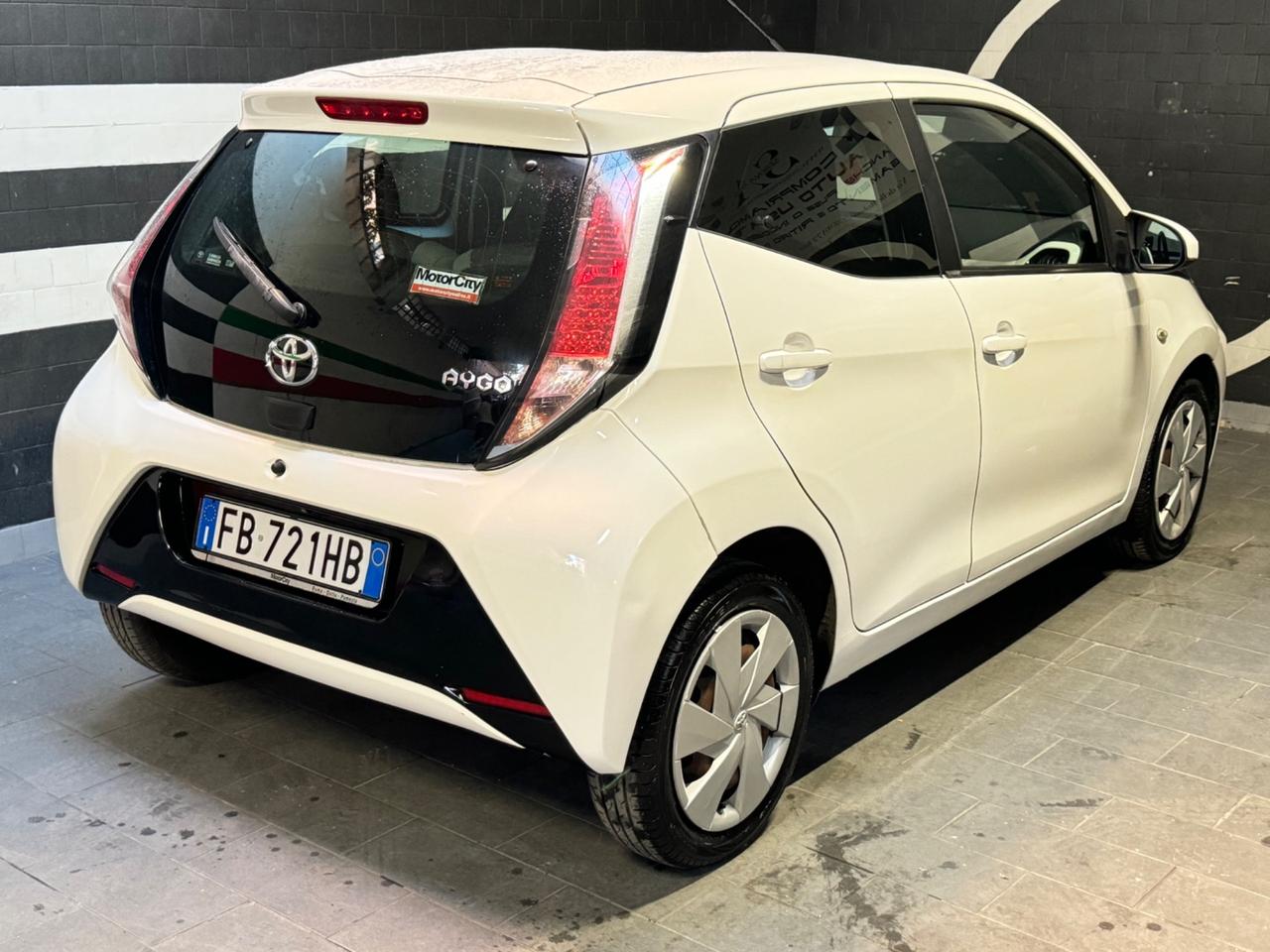 Toyota Aygo 1.0 VVT-i 69 CV 5 porte x-black Tss