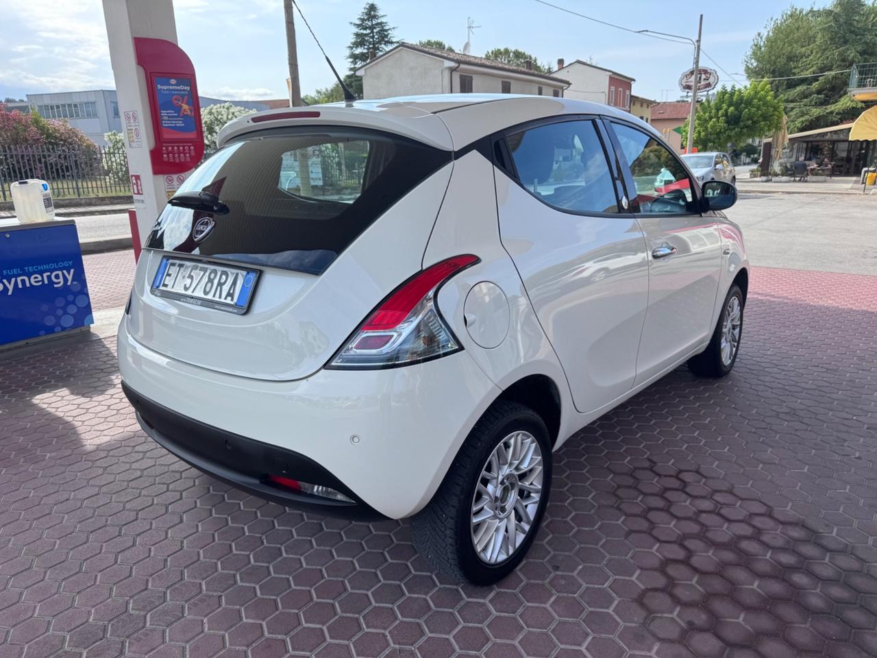 Lancia Ypsilon 0.9 TwinAir 85 CV 5 porte Metano Ecochic Silver