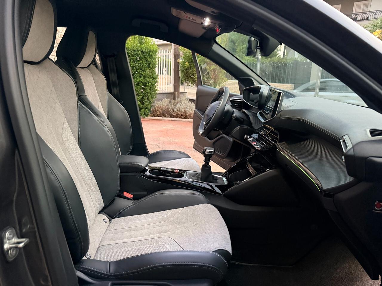 Peugeot 208 BlueHDi 100 CV- GT LINE- 2021-FULL