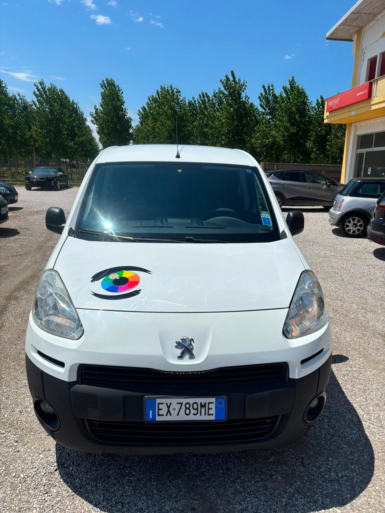 Peugeot partner seguito da casa madre
