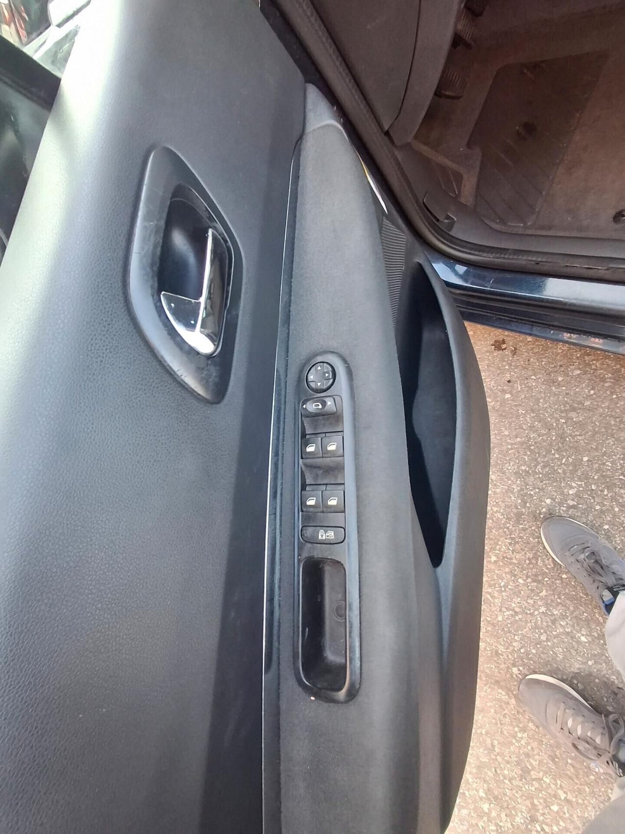 Peugeot 5008 1.6 HDi 115CV Business 7 POSTI