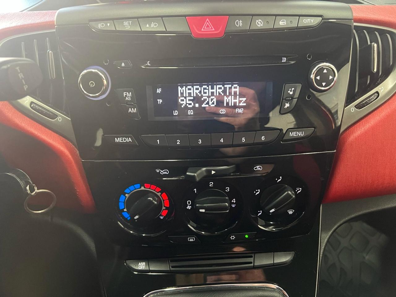 Lancia Ypsilon 1.2 69 CV 5 porte S&S Black&Red