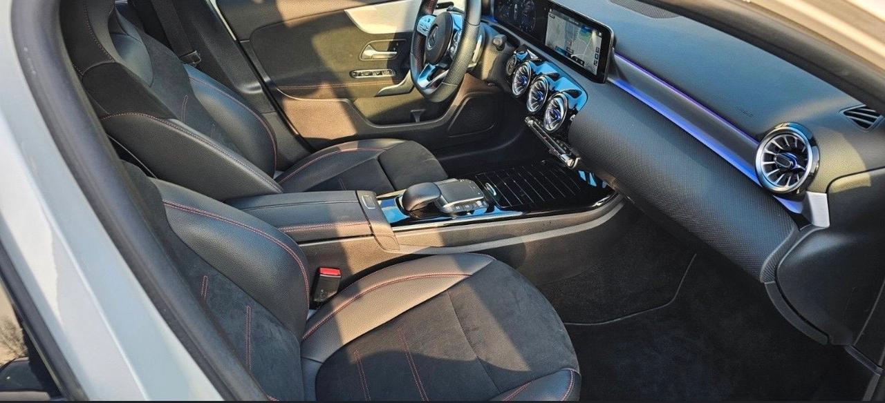 Mercedes-benz A 180d Automatic Premium AMG Line Pack night