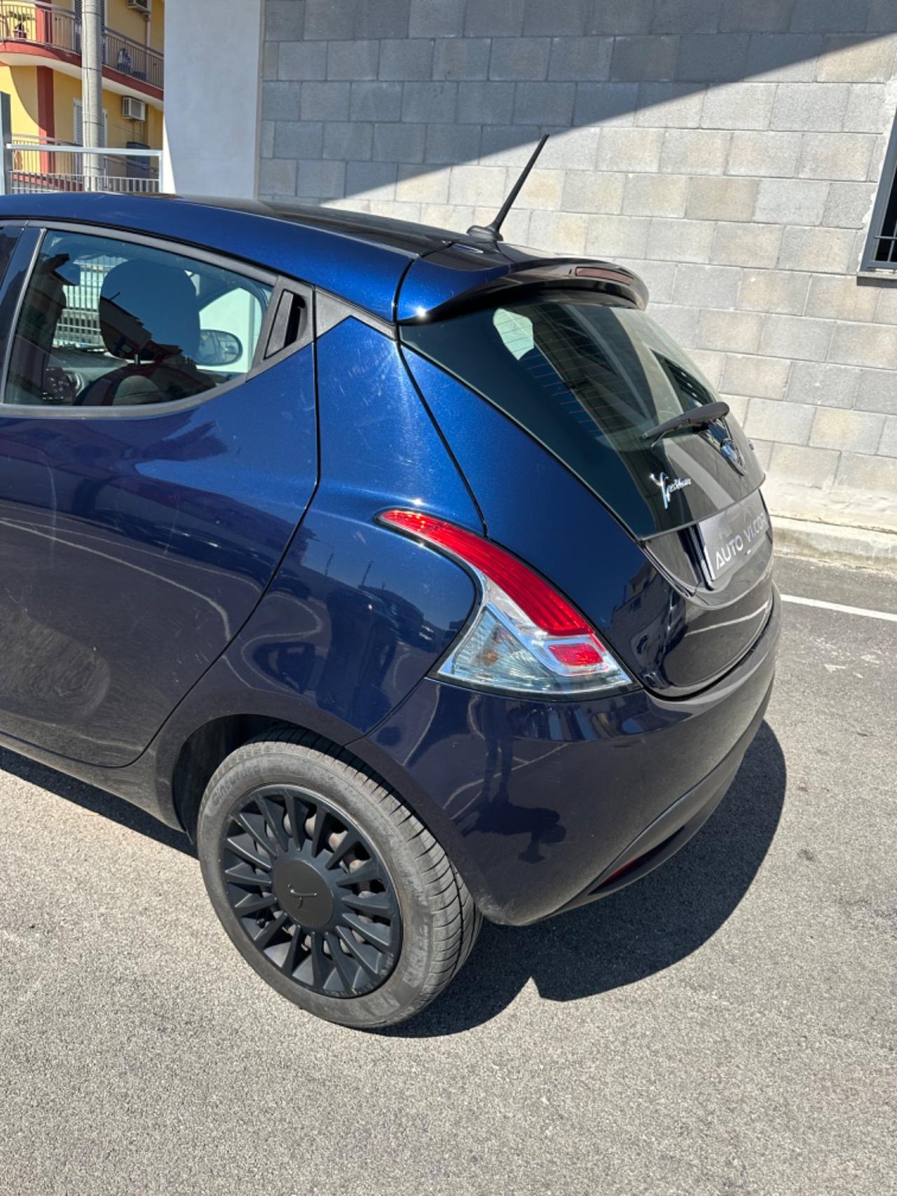 Lancia Ypsilon 1.0 FireFly 5 porte S&S Hybrid Ecochic Silver