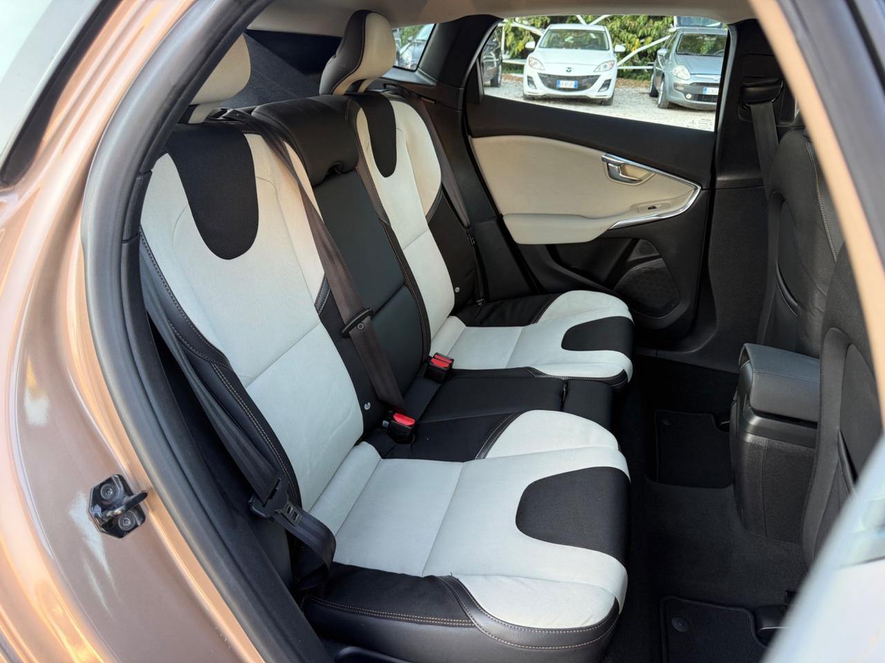 Volvo V40 Cross Country D2 1.6 Kinetic UNICO