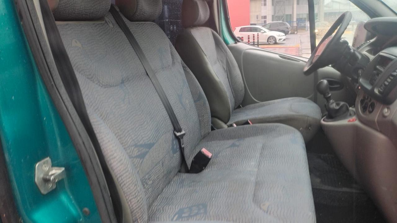 Renault Trafic 6 posti autocarro