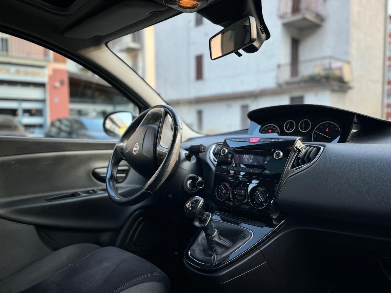 Lancia Ypsilon 1.2 5 porte GPL - TETTO PANORAMICO - NEOPATENTATI