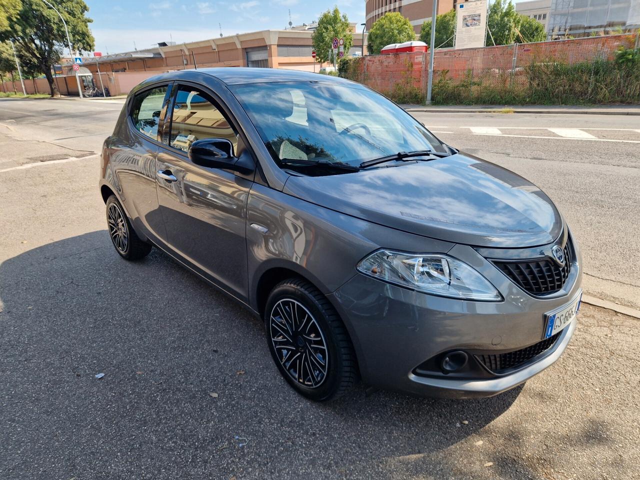 Lancia Ypsilon 1.0 FireFly 5 porte S&S Hybrid Silver