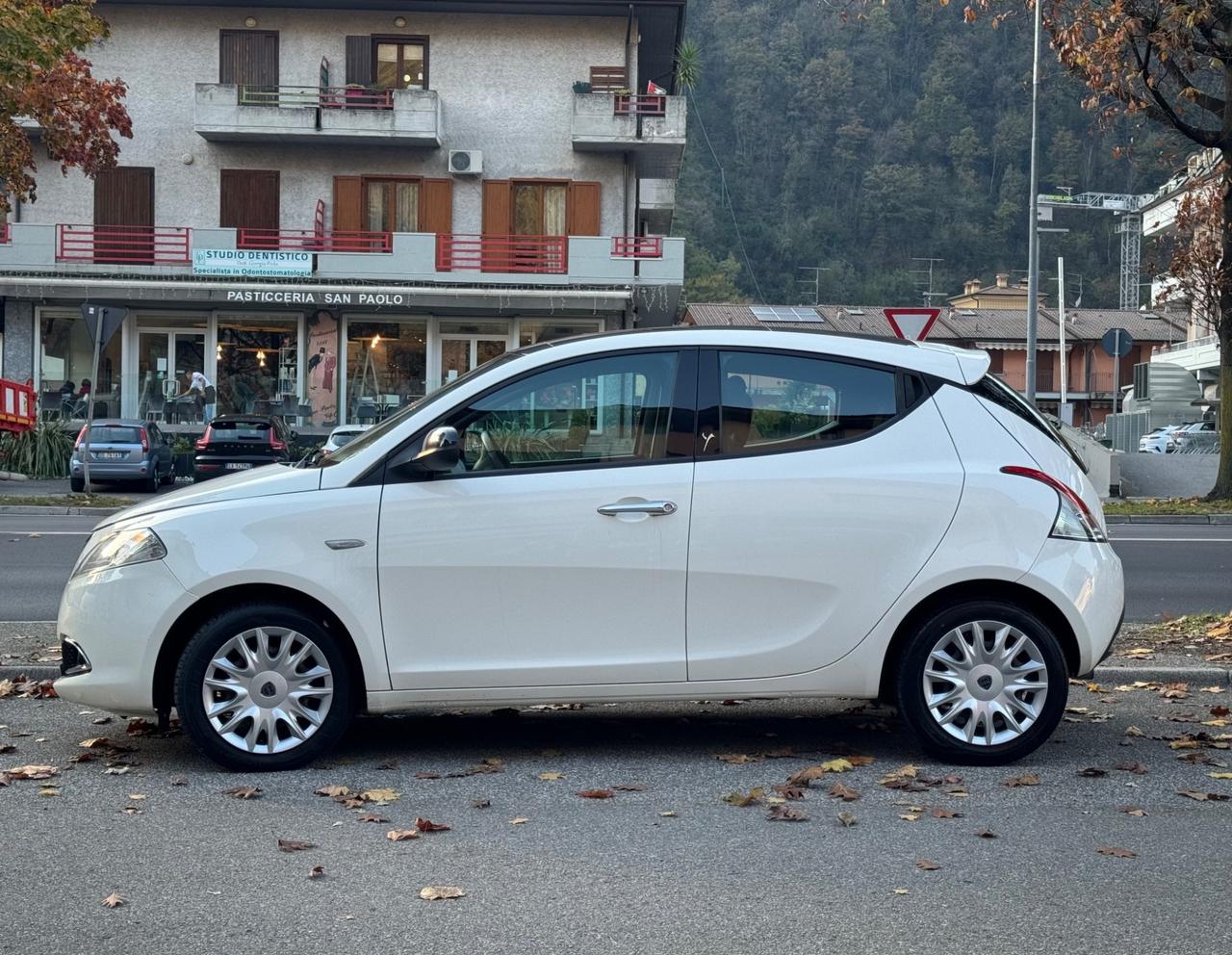 Lancia Ypsilon 1.2 5 porte GPL - TETTO PANORAMICO - NEOPATENTATI