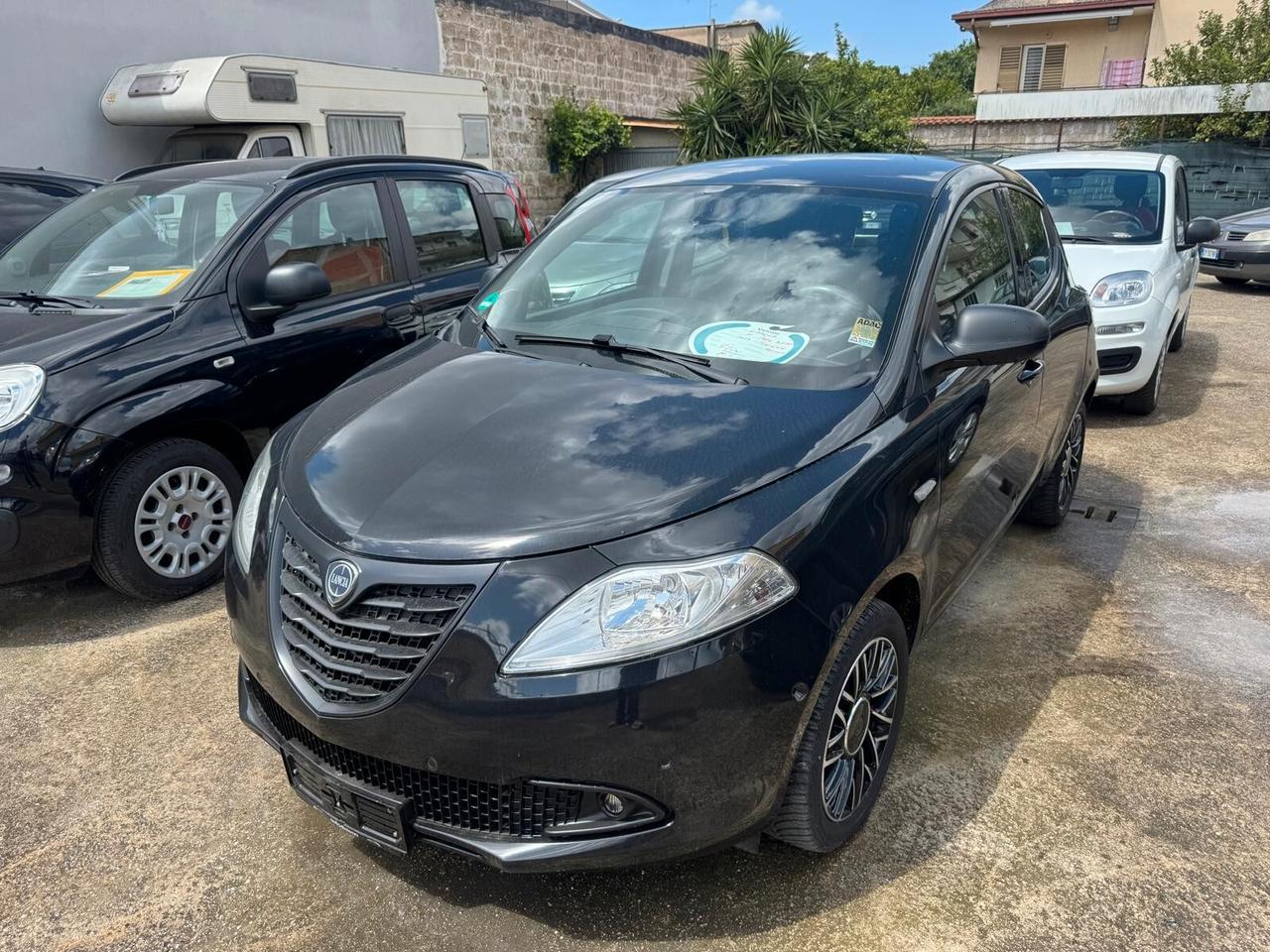 Lancia Ypsilon 1.2 69 CV Unyca MOMO DESIGN