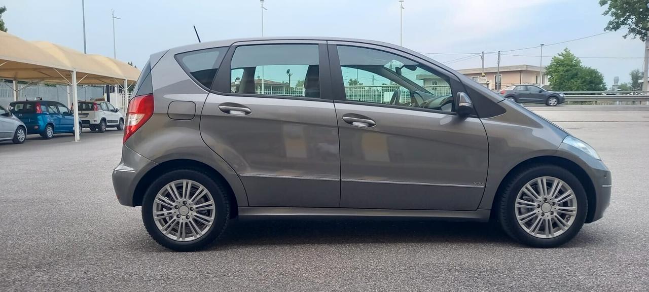 Mercedes-Benz Classe A 160 Benzina Allestimento Elegance cc. 1.5 CV. 95 Cambio Automatico 5 Porte 5 Posti Euro 5 SOLO 74.800 KM. Utilizzabile anche per i Neopatentati.