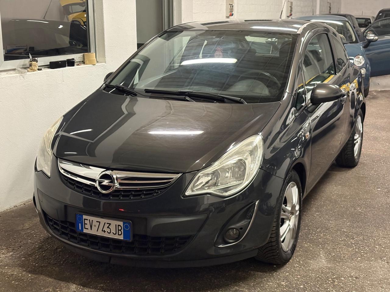 Opel Corsa 1.2 3 porte b-color