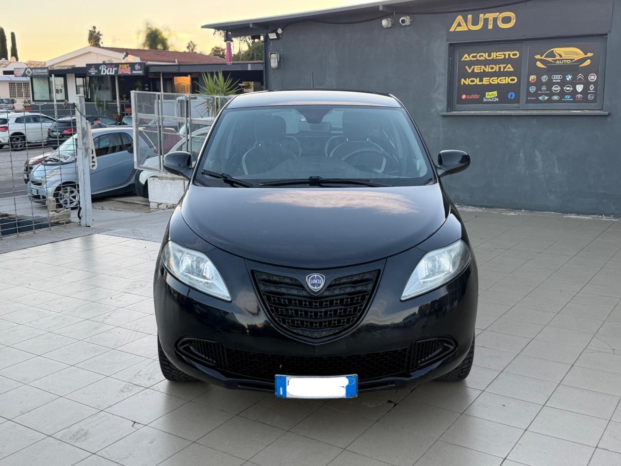 Lancia Ypsilon 0.9 TwinAir 85 CV 5 porte Metano Ecochic Silver