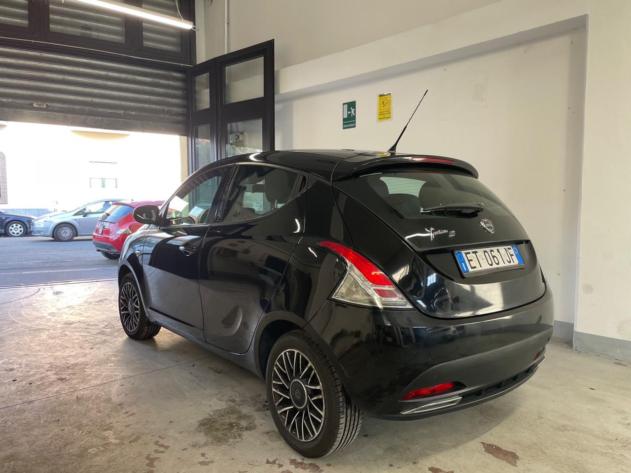 Lancia Ypsilon 1.2 69 CV 5 porte S Momodesign