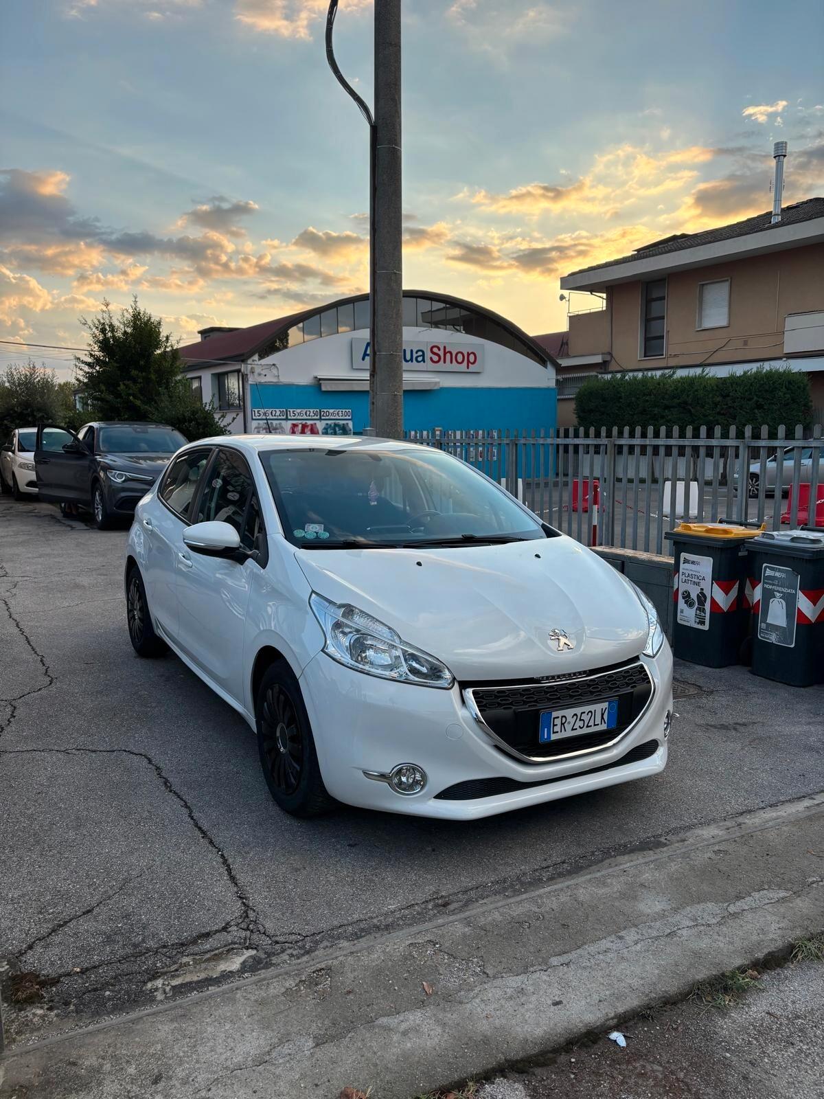 Peugeot 208 1.4 HDi 68 CV 5 porte Allure