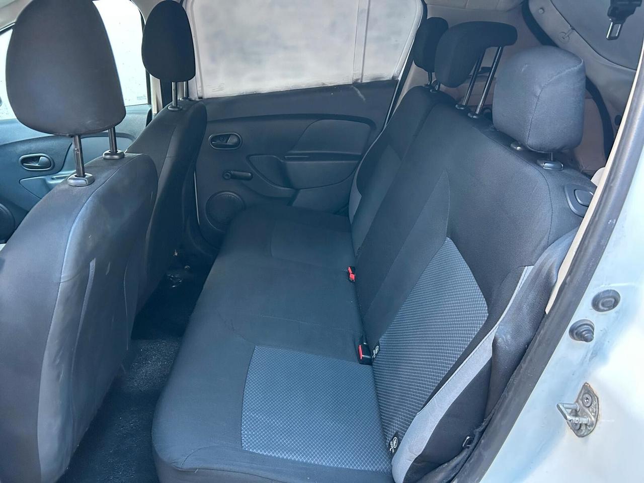 Dacia Sandero 1.5cc diesel)PRIVATO)-2015