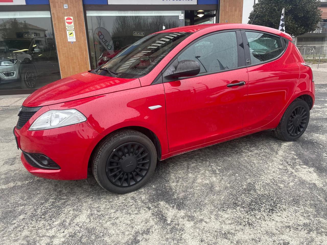 Lancia Ypsilon 1.0 FIREFLY ECOCHIC S&S HYBRID 5P. SILVER X NEOPATENTATI