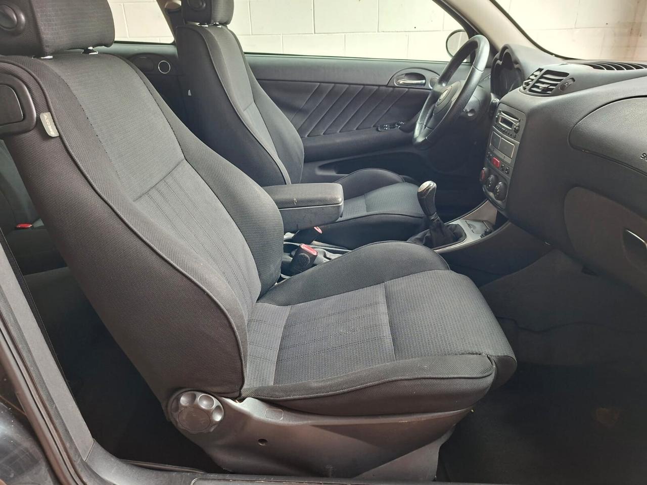 Alfa Romeo 147 3p 1.6 ts 16v BlackLine 105cv, adatta a neop.