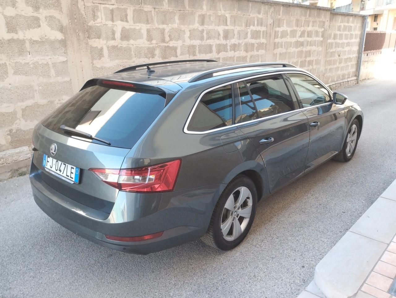 Skoda Superb 2.0 TDI DSG Wagon Style