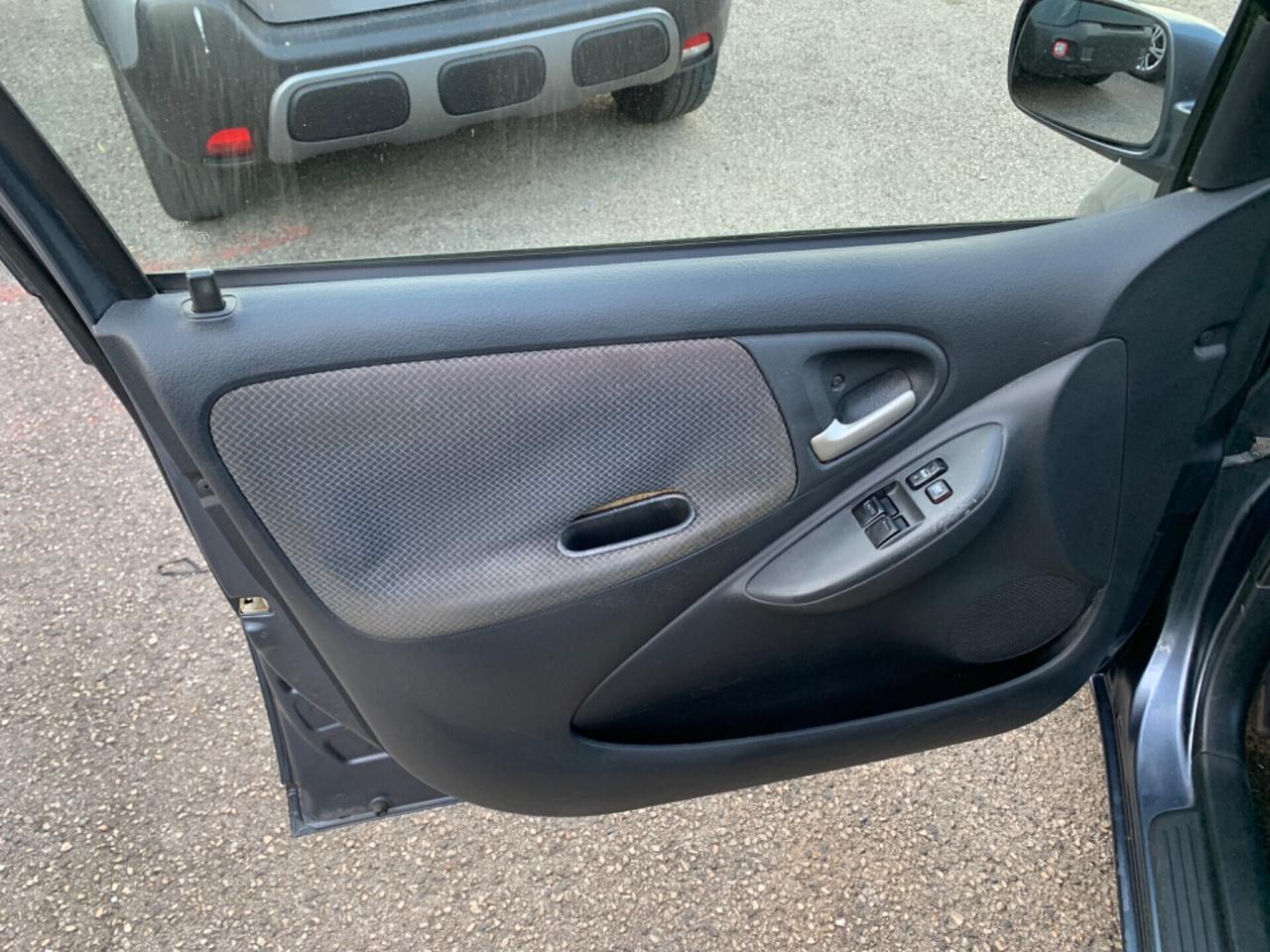 Toyota Yaris 1.0i 16V cat 5 porte
