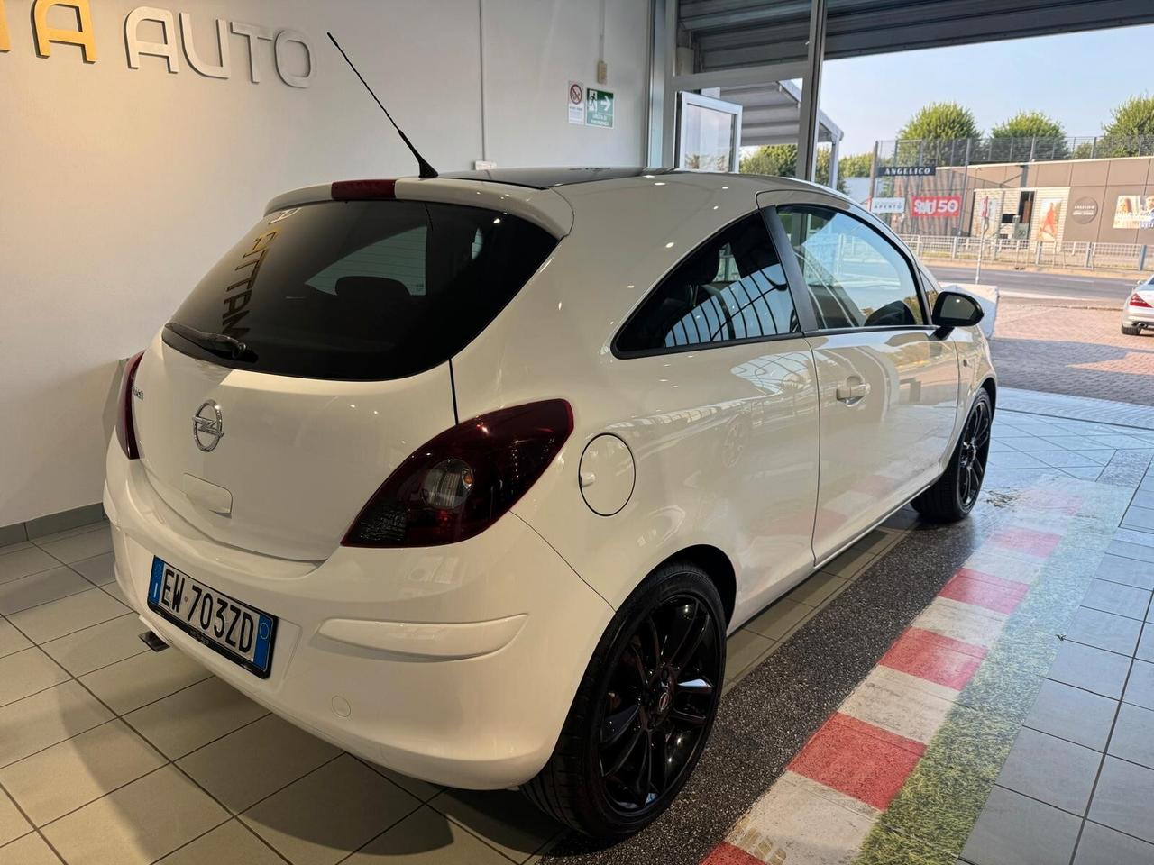 Opel Corsa 1.2 3 porte b-color