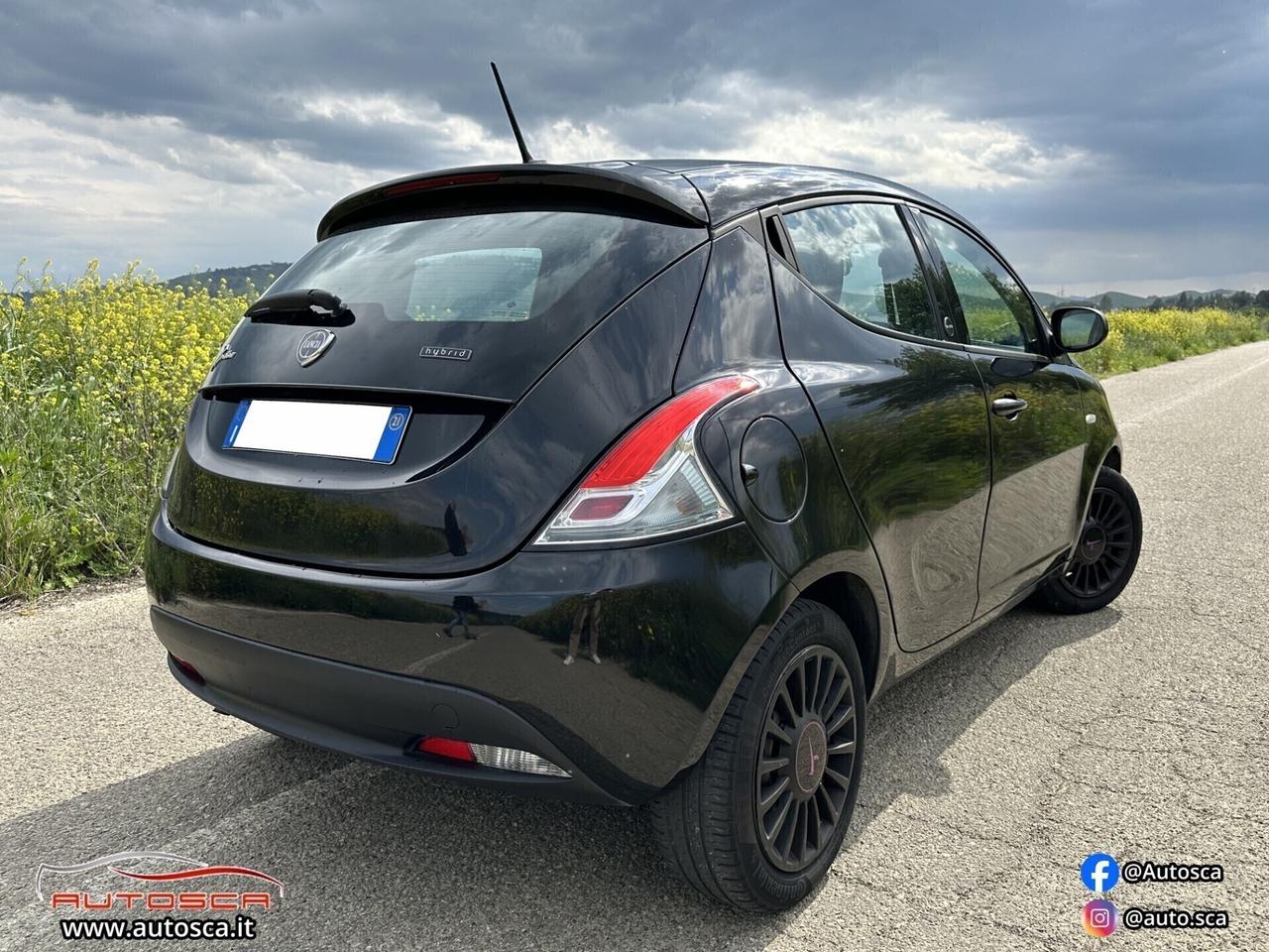Lancia Ypsilon 1.0 FireFly 5 porte S&S Hybrid Ecochic Silver