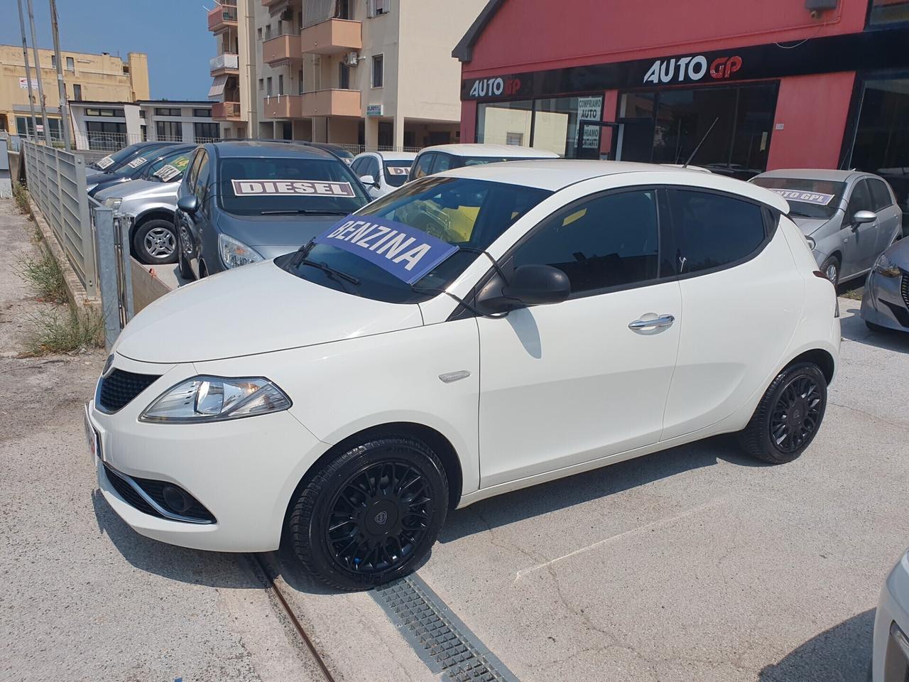 Lancia Ypsilon 1.2 69 CV 5 porte Neopatentati 2016