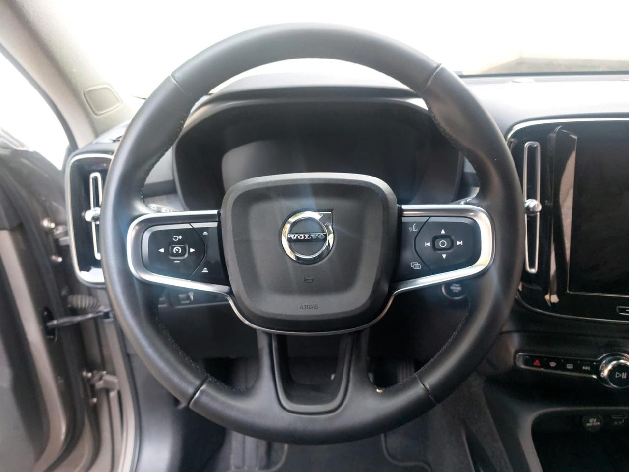 Volvo XC40 T2 Geartronic Momentum Pro