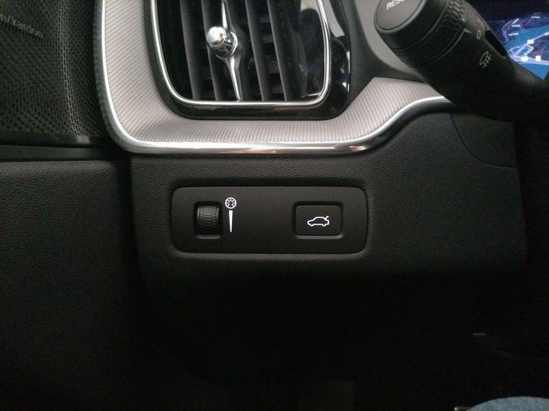 Volvo XC60 2.0 b4 R-design awd auto