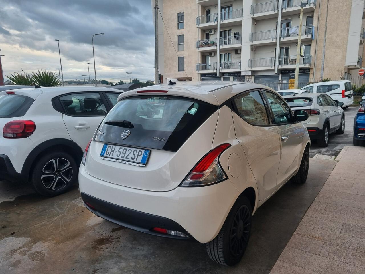 Lancia Ypsilon 1.0 FireFly 5 porte S&S Hybrid Silver