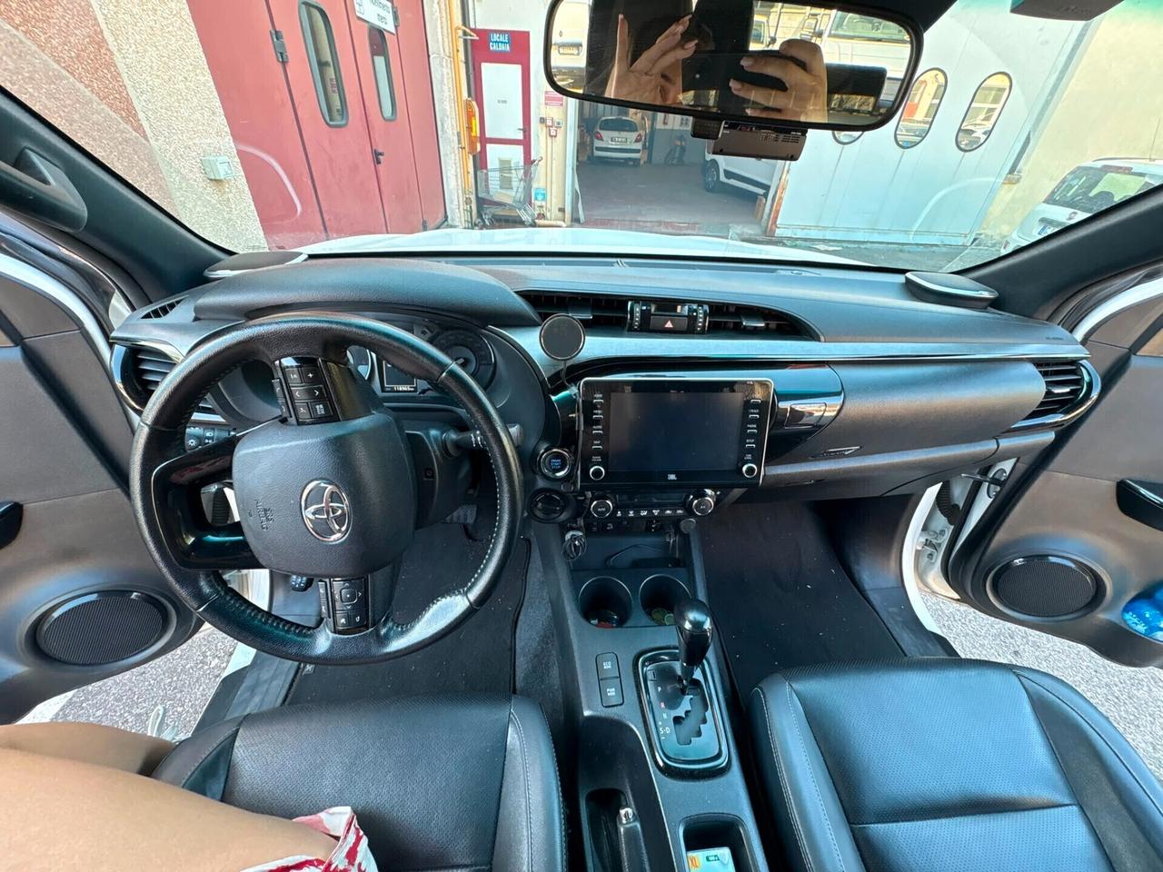 Toyota Hilux 2.4 D-4D A/T 4WD 4 porte Double Cab Invincible