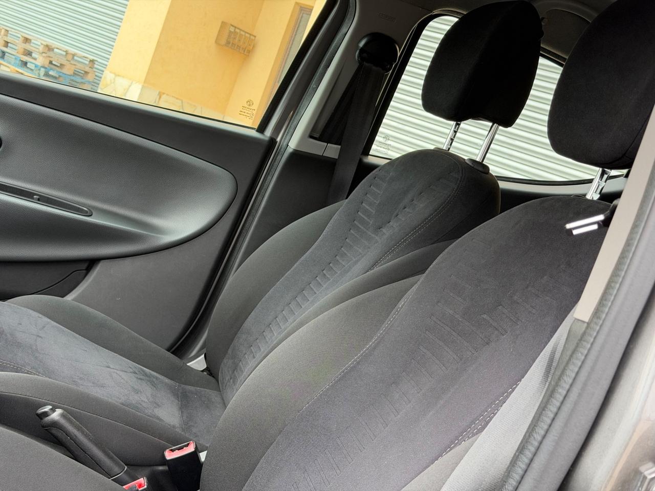 Lancia Ypsilon 1.2 69 CV 5 porte NEOPATENTATI