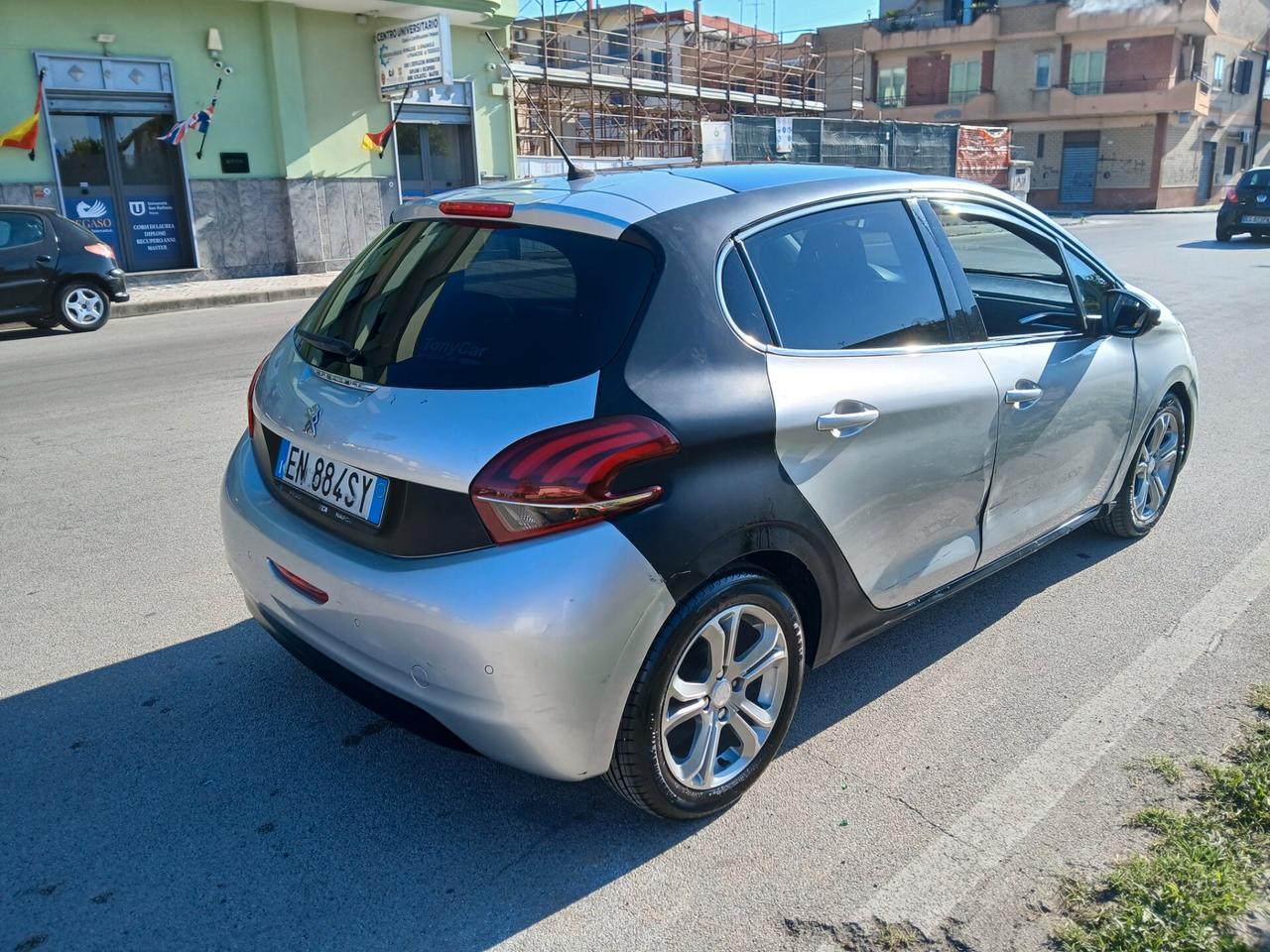 Peugeot 208 1.4 HDi 68 CV 5 porte Allure