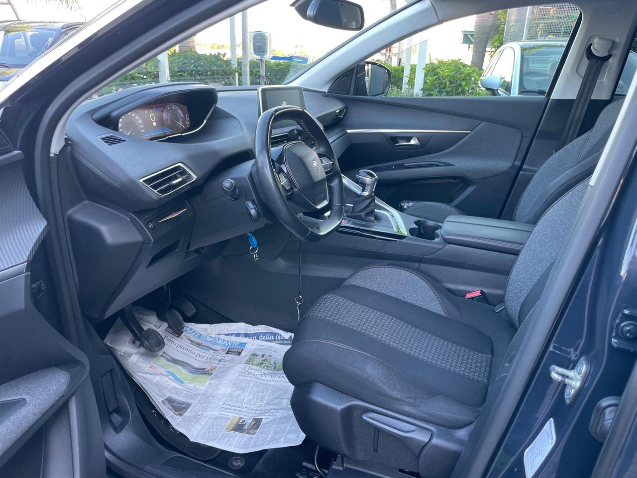 Peugeot 3008 BlueHDi cambio manuale sensori parcheggio ant-vetri privacy