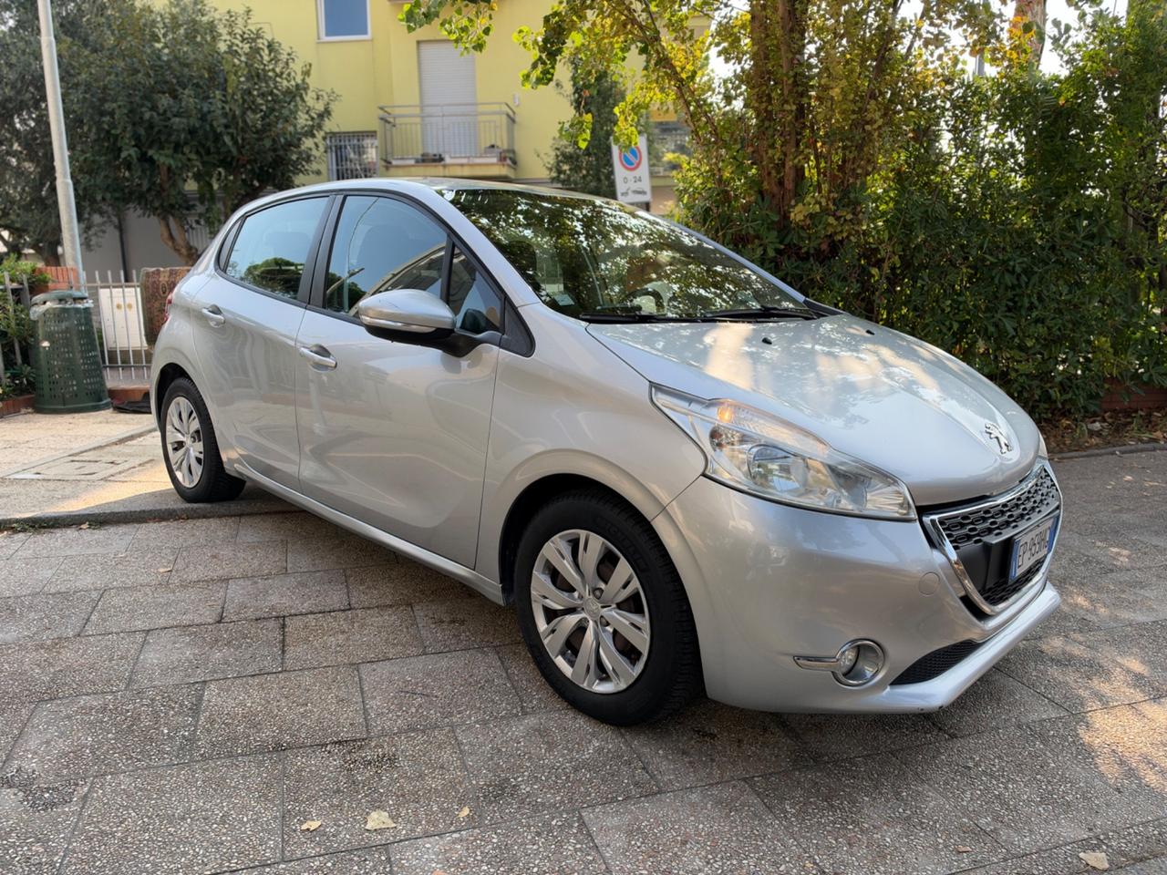 Peugeot 208 1.4 HDi 68 CV 5 porte Allure