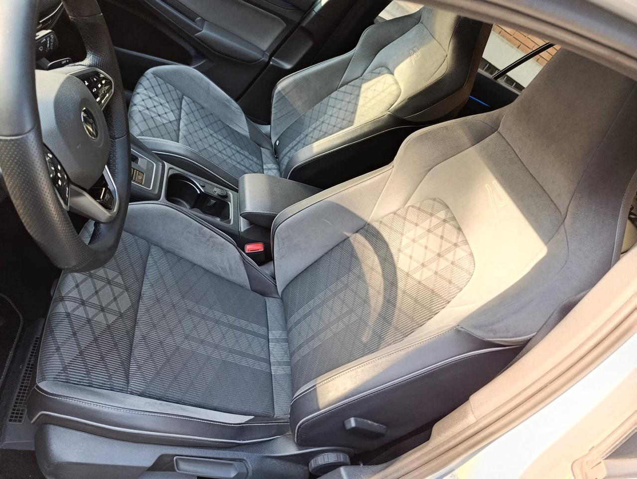 Volkswagen Golf 1.5 eTSI 150 CV EVO ACT DSG R-Line - NEOPATENTATI