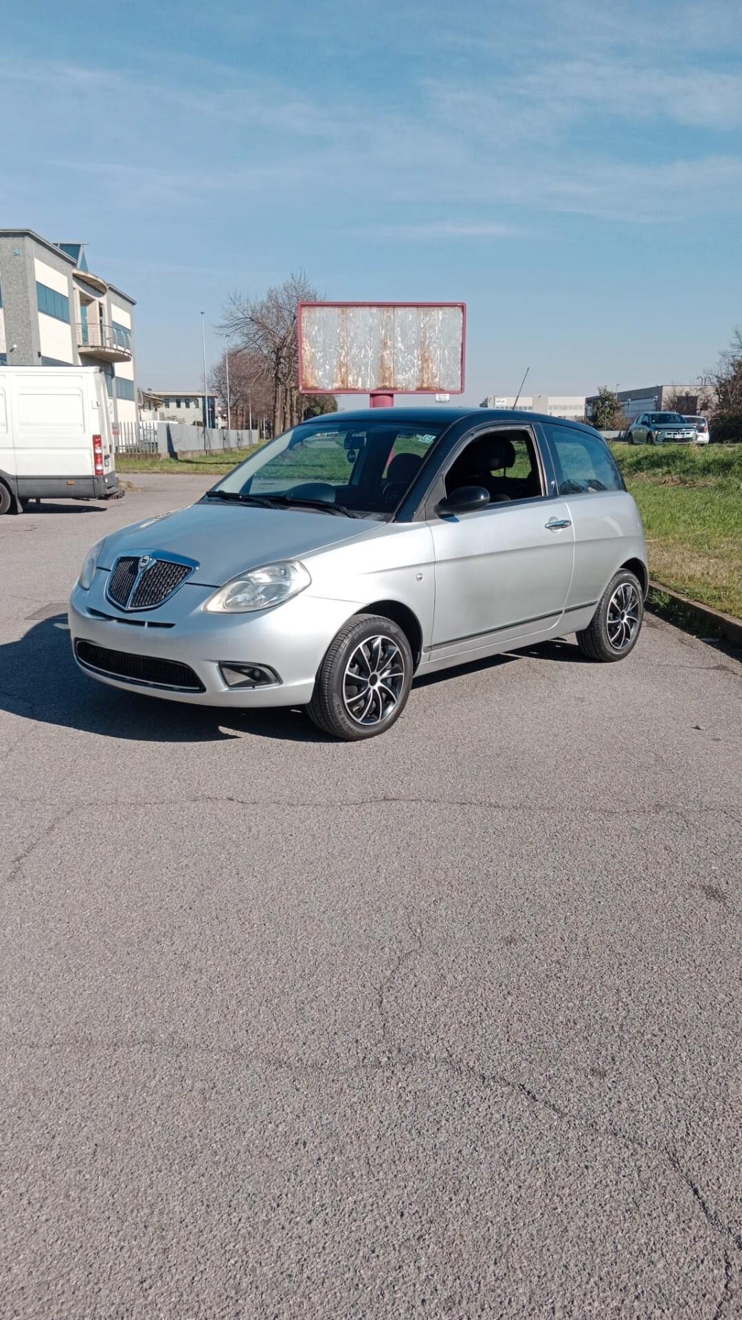 Lancia Ypsilon 1.4 16V bicolore argento e nera