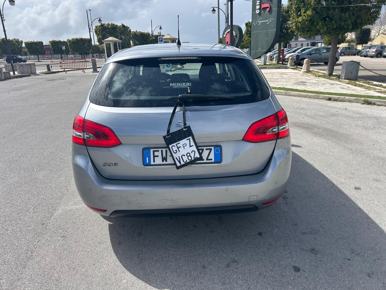 Peugeot 308 BlueHDi 130 S&S SW Allure da vetrina