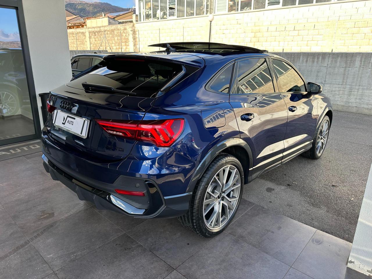 Audi Q3 Sportback 35 2.0 tdi Identity Black s-tronic