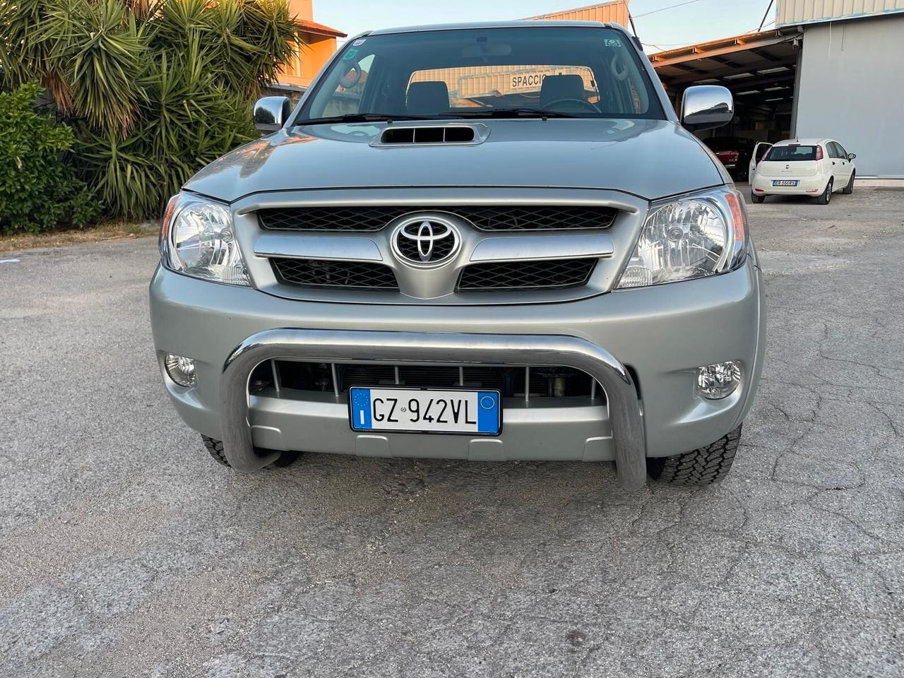 Toyota Hilux 2.5 D-4D 4WD 2p. Extra Cab SR 4x4